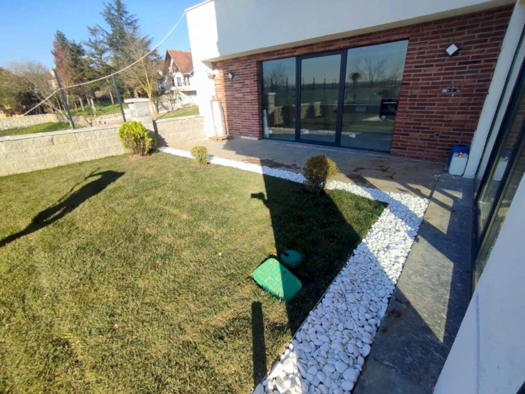 Beyaz çakıl taşı peyzaj